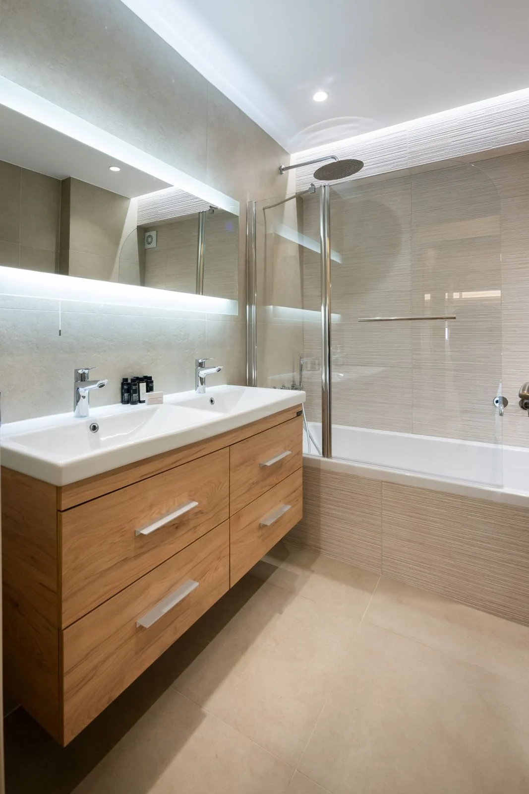 Bathroom with bathtub, Palaio Faliro apartment